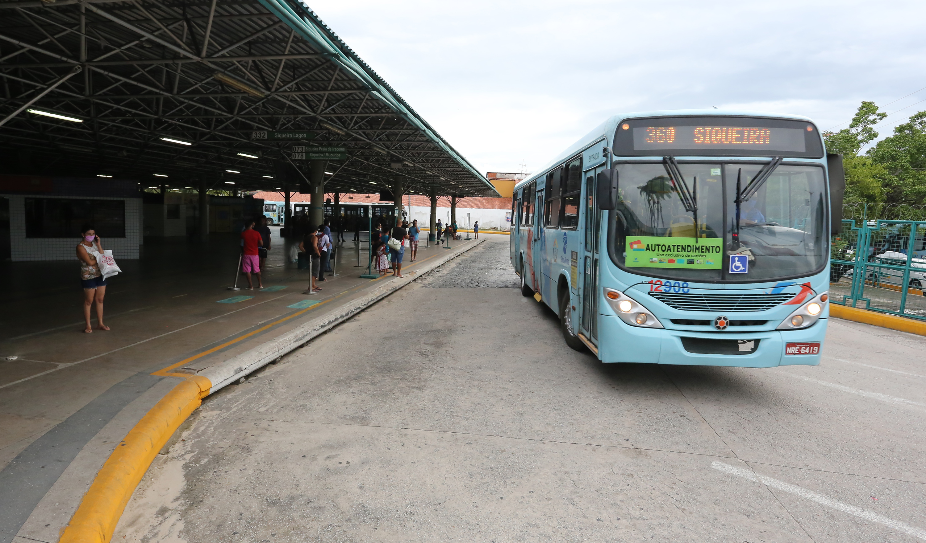 ônibus circulando dentro de um terminal de transporte